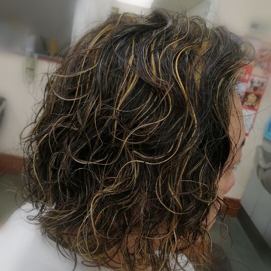 カットやヘアセットの実例などを掲載