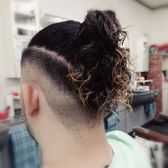 カットやヘアセットの実例などを掲載