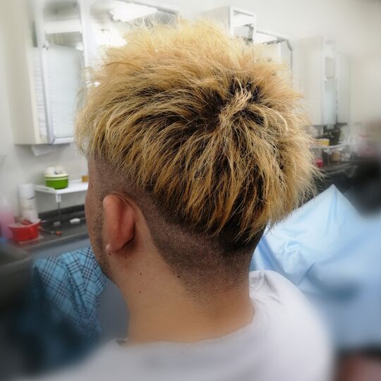 カットやヘアセットの実例などを掲載