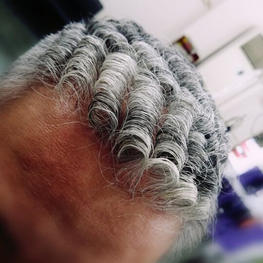 カットやヘアセットの実例などを掲載